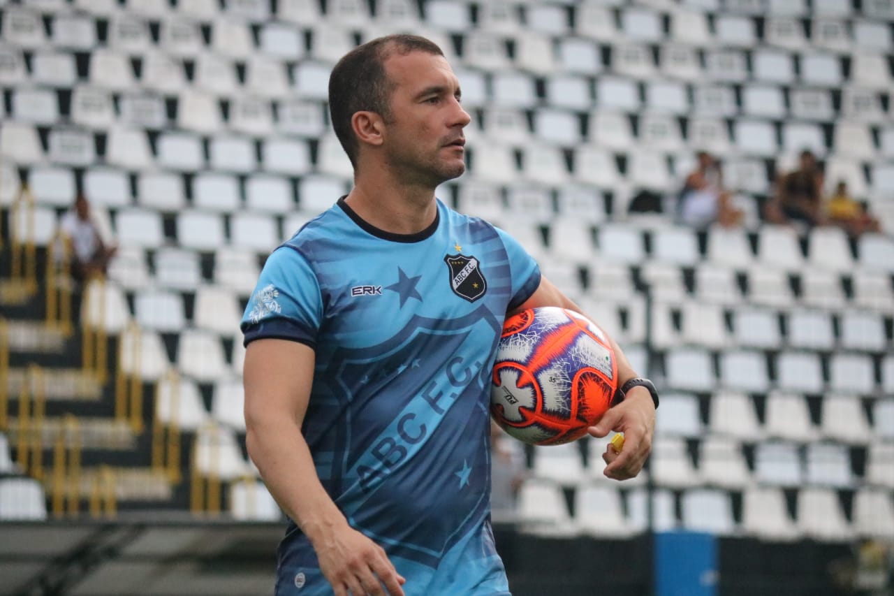 Técnico do ABC lamenta eliminação no Nordestão e pede foco na Copa do Brasil