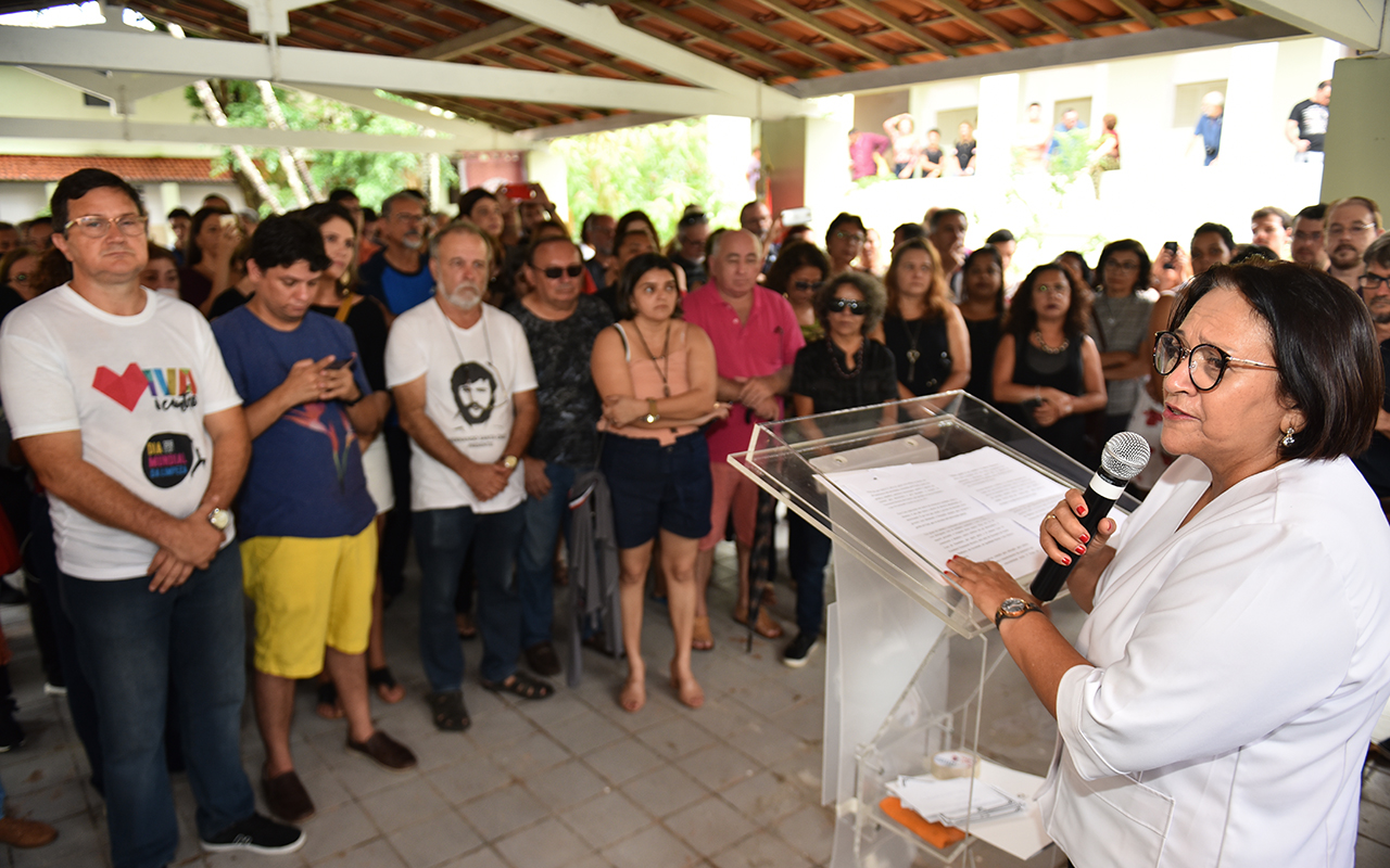 "Viva a democracia. Ditadura nunca mais", diz Fátima Bezerra no 31 de março