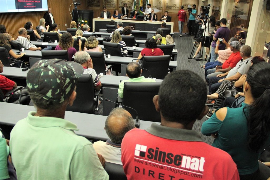 Governistas trancam pauta na CMN contra reajuste de servidores