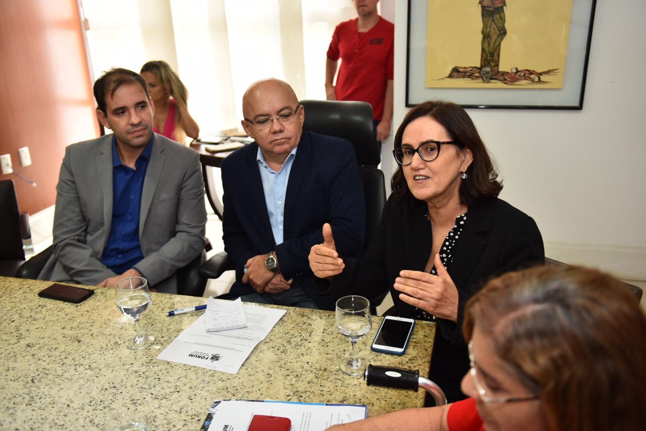 Com Fátima nos EUA, secretários buscam forma de atender proposta dos servidores
