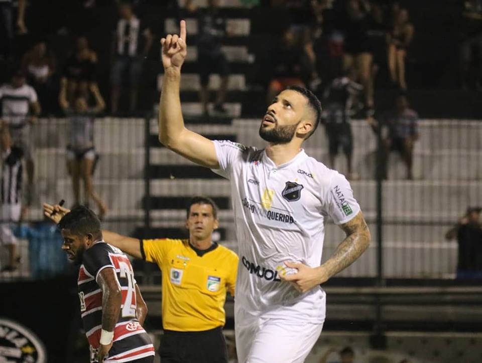 Autor do gol em triunfo do ABC pede "pés no chão" para buscar vaga em Recife