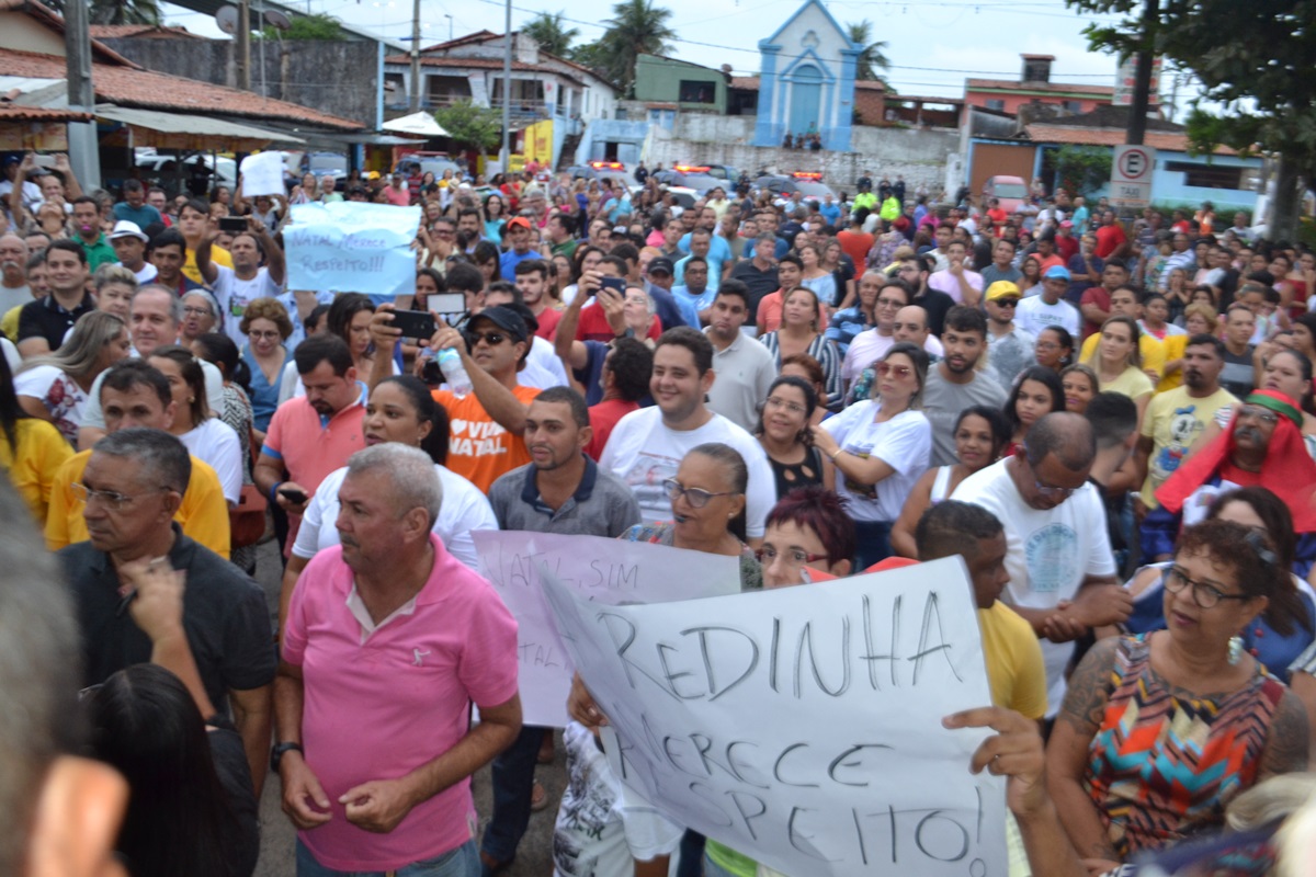 Centenas de pessoas participam de ato em protesto contra bancada federal do RN