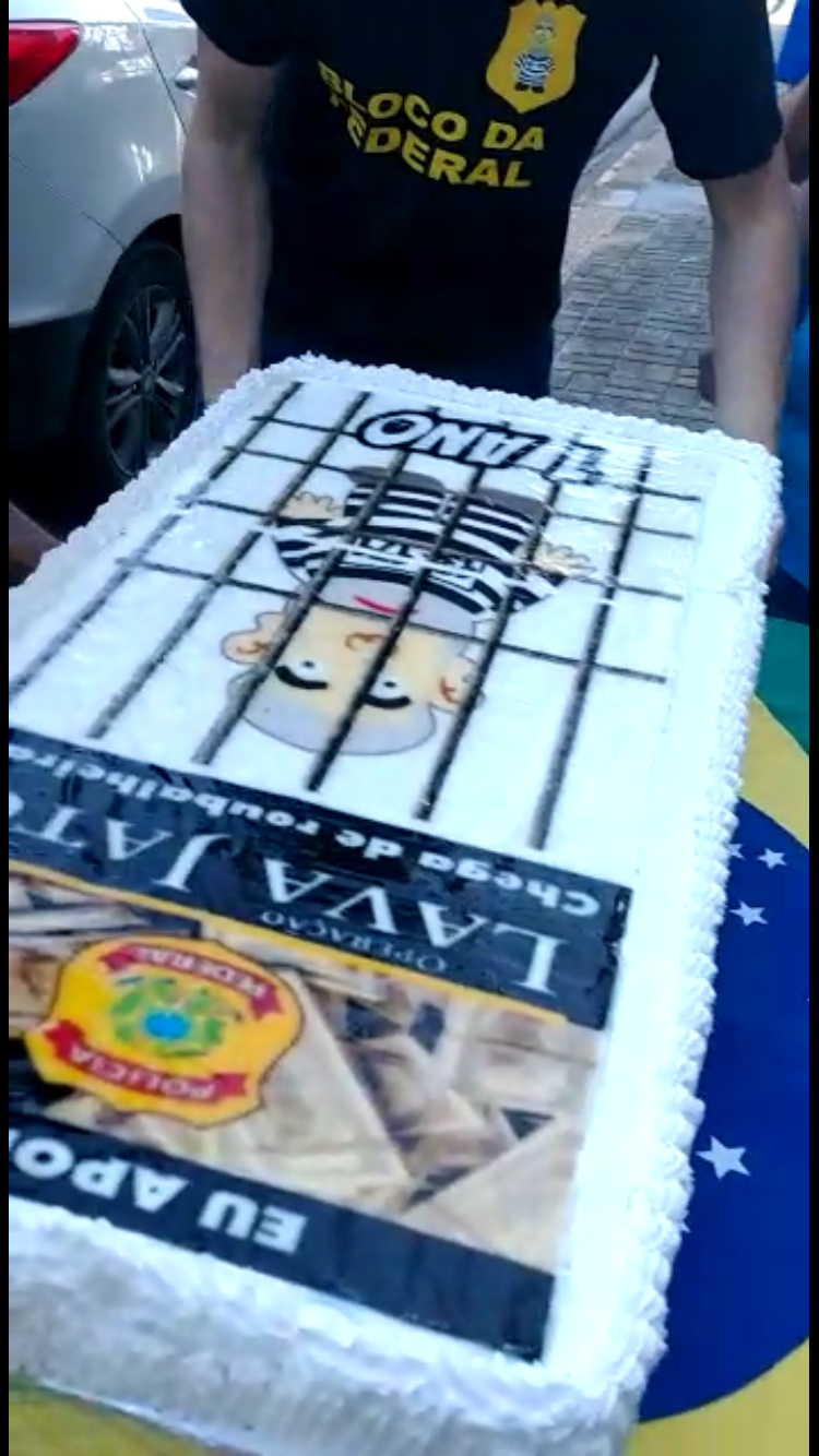 (VÍDEO) Manifestantes celebram um ano da prisão de Lula com bolo em Natal