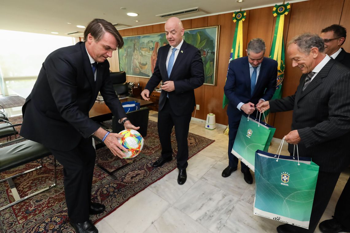 Bolsonaro recebe presidentes da Fifa e da CBF