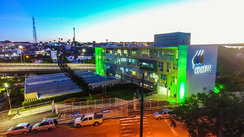 Edifício-Sede da Cosern ganha iluminação especial em alusão ao "Abril Verde"