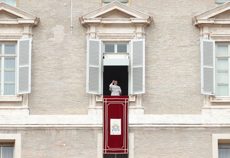 Papa Francisco pede a estudantes que deixem o vício do celular