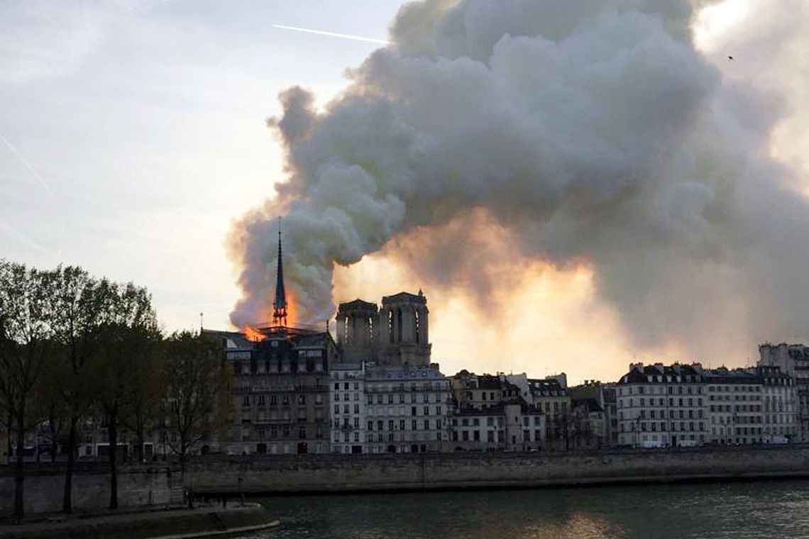 Incêndio atinge Catedral de Notre-Dame em Paris