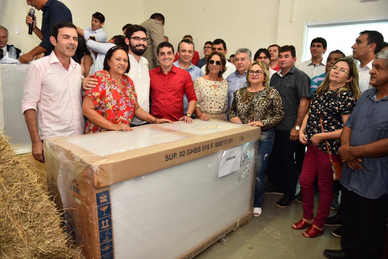 Fátima entrega freezers, títulos de propriedade e lança projetos no Alto Oeste