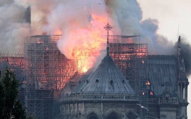 (VÍDEO) Assista imagens do incêndio que destruiu parte da Catedral de Notre Dame