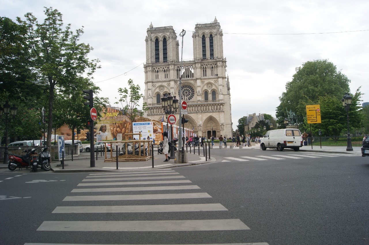 França vai criar fundo para reconstrução da Notre-Dame