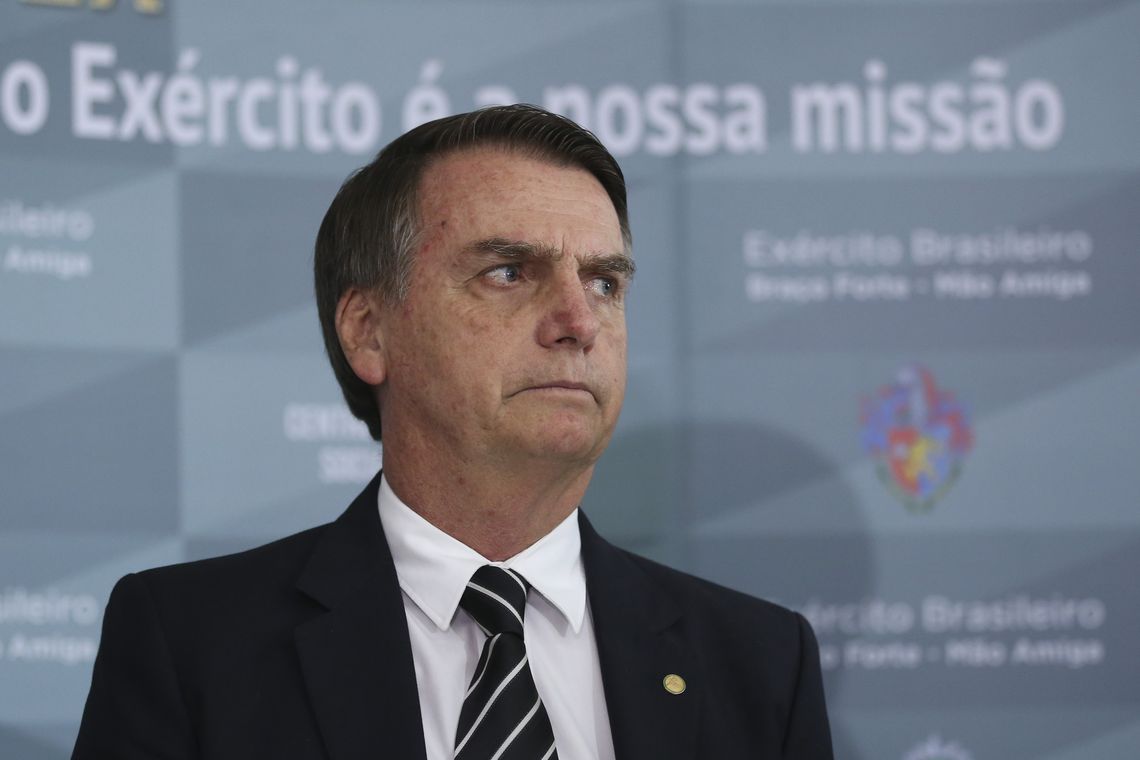 Bolsonaro lamenta incêndio em Notre Dame