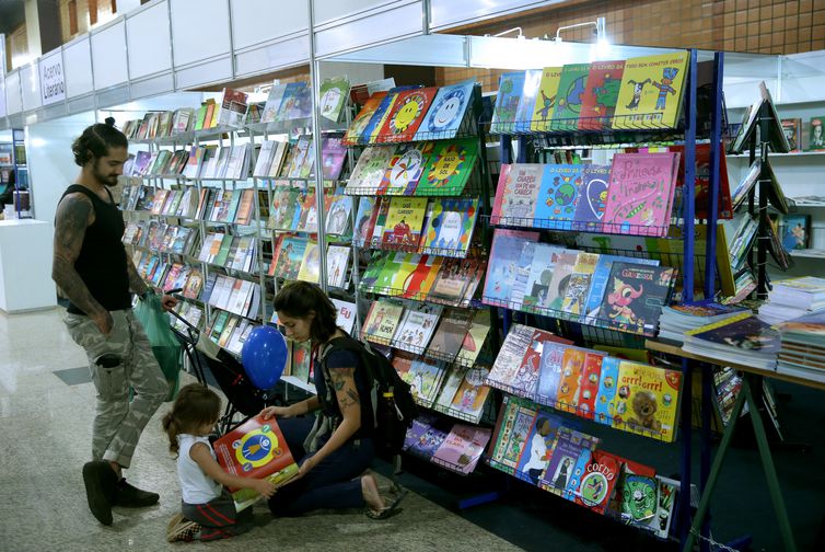 Vendas de livros no Brasil caem 18% em volume e 19% no valor em relação a 2018