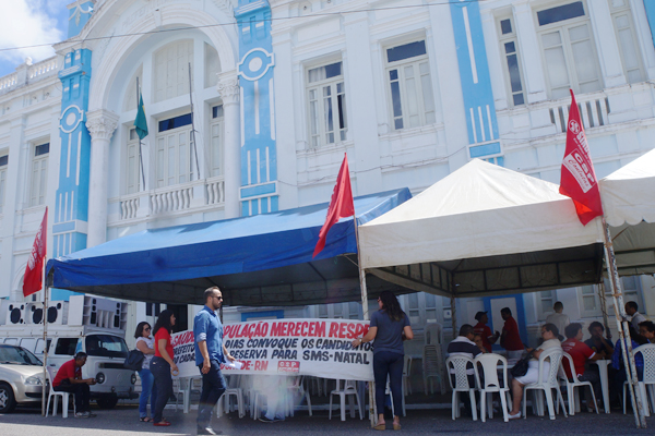 Servidores da saúde realizam ato em frente a Prefeitura de Natal