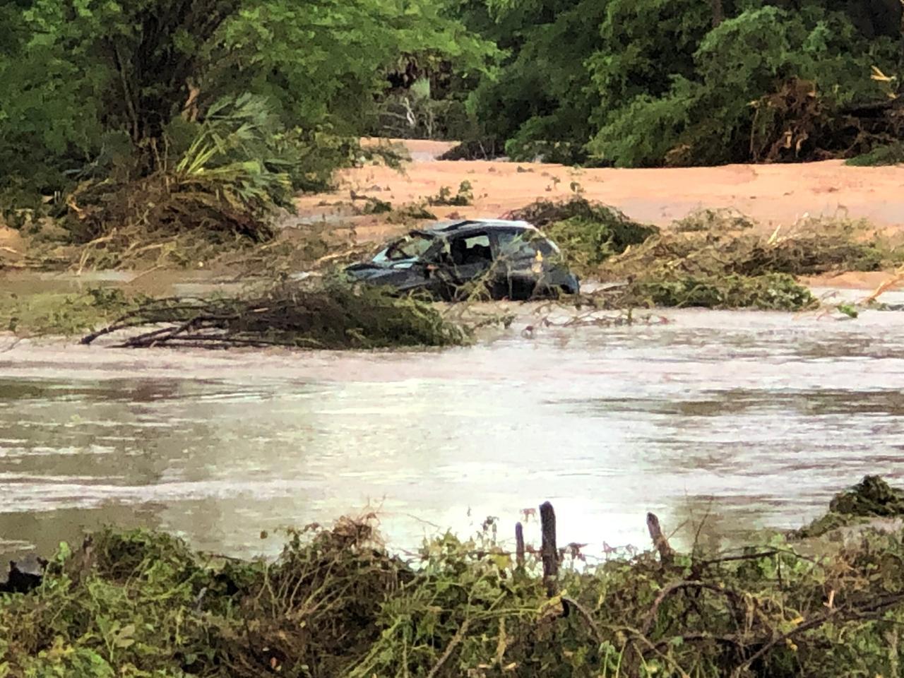 (VÍDEO) Ponte desaba no RN após fortes chuvas e arrasta carro para dentro do rio