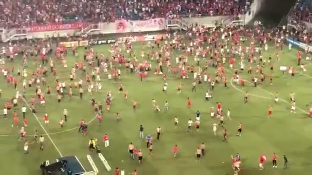 (VÍDEO) Invasão de campo da torcida e confusão marcam fim do Estadual; assista