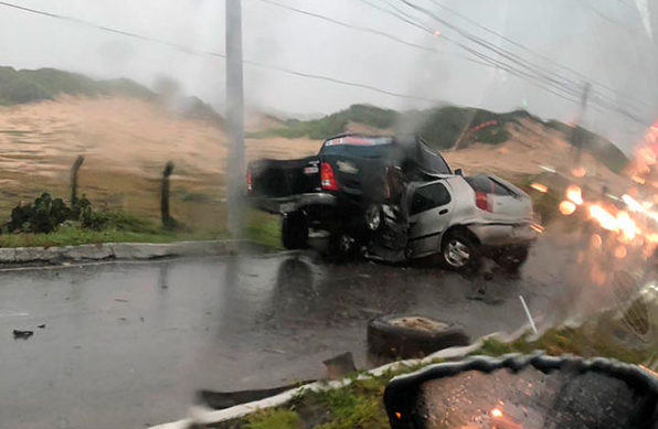 Acidente envolvendo três carros deixa vítima fatal na Via Costeira