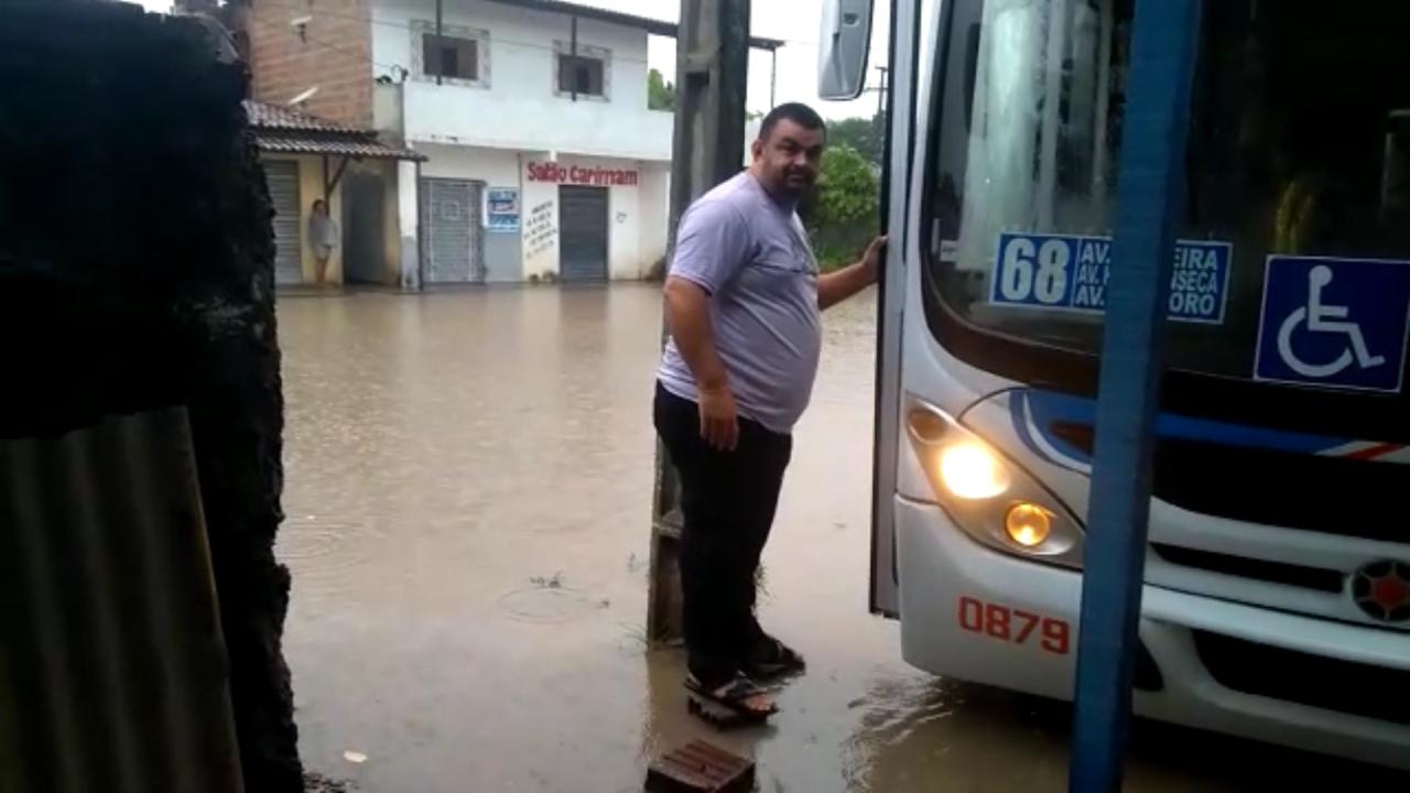 (VÍDEO) Terminal Rodoviário na ZN de Natal amanhece debaixo de água; assista