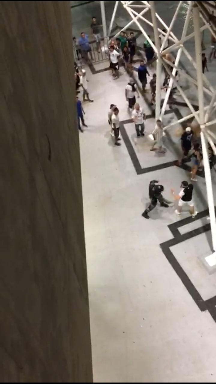Vídeo com policiais militares agredindo torcedores do ABC viraliza; assista