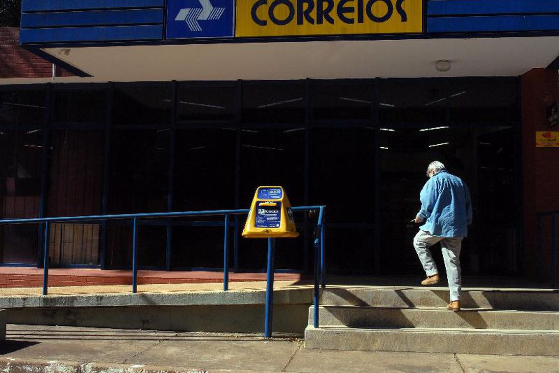 Bolsonaro autoriza estudo para privatização dos Correios