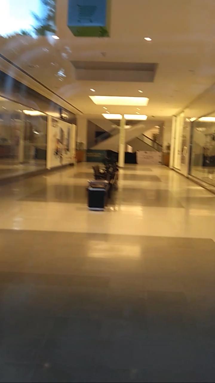 (VÍDEO) Após incêndio, corredores do Midway Mall ficam vazios; assista