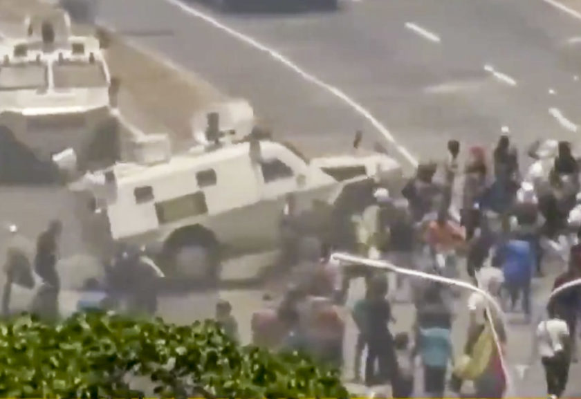 (VÍDEO) Guarda de Maduro atropela manifestantes com tanques blindados; assista