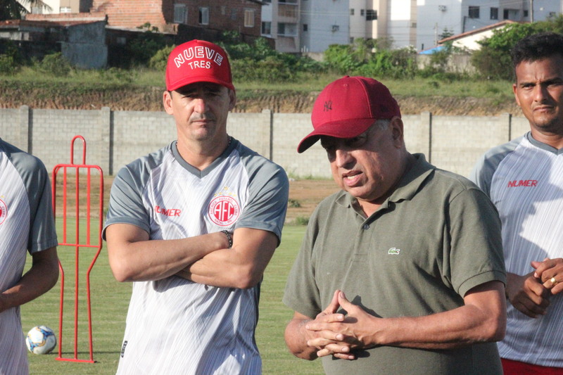 Barata está de volta ao América e auxiliará Moacir Júnior