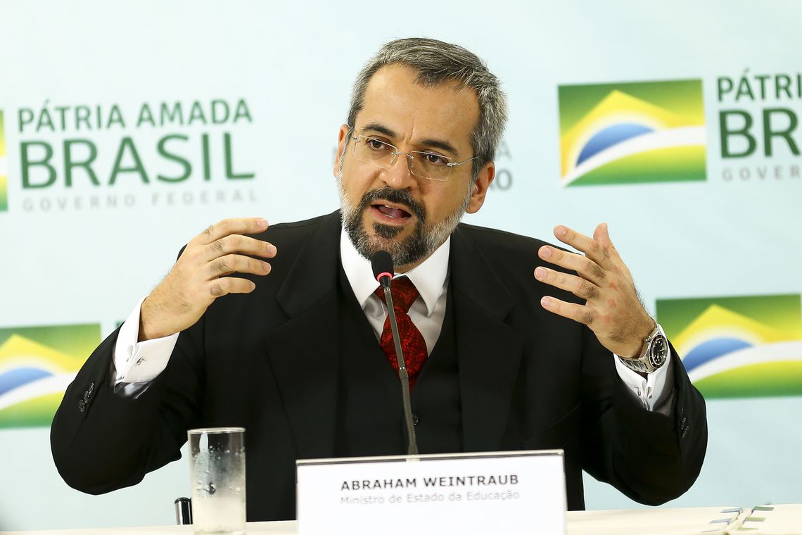 Avaliação da alfabetização será feita por amostragem, diz ministro