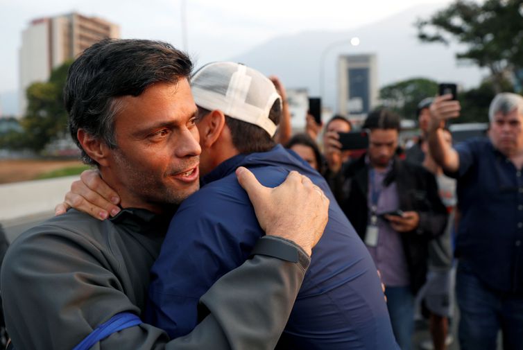 Justiça venezuelana ordena prisão de líder oposicionista