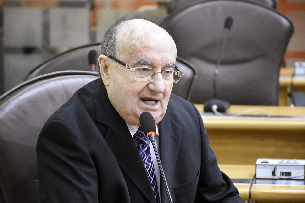 Deputado do RN critica aumento de salários para quem está "no topo da pirâmide"