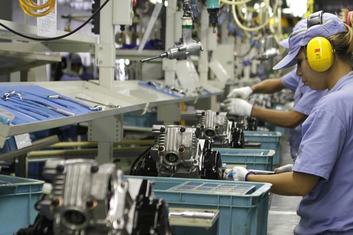 Produção industrial brasileira cai 1,3% de fevereiro para março