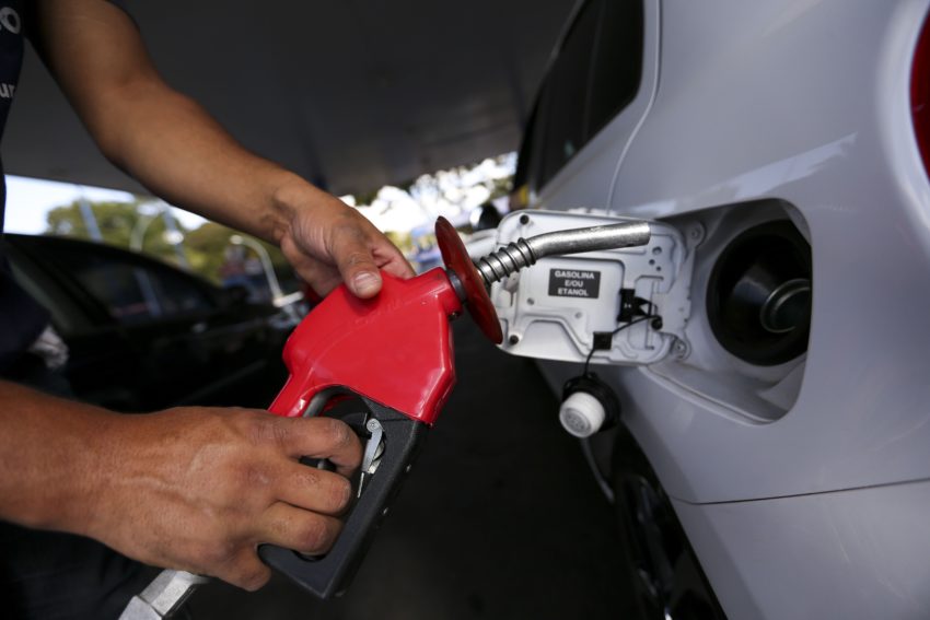 Gasolina já chega a R$ 5,00 por litro nos postos de Natal