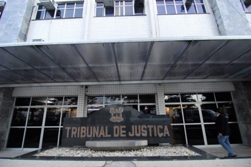 Justiça intima governadora a pagar atrasados com juros e correção monetária