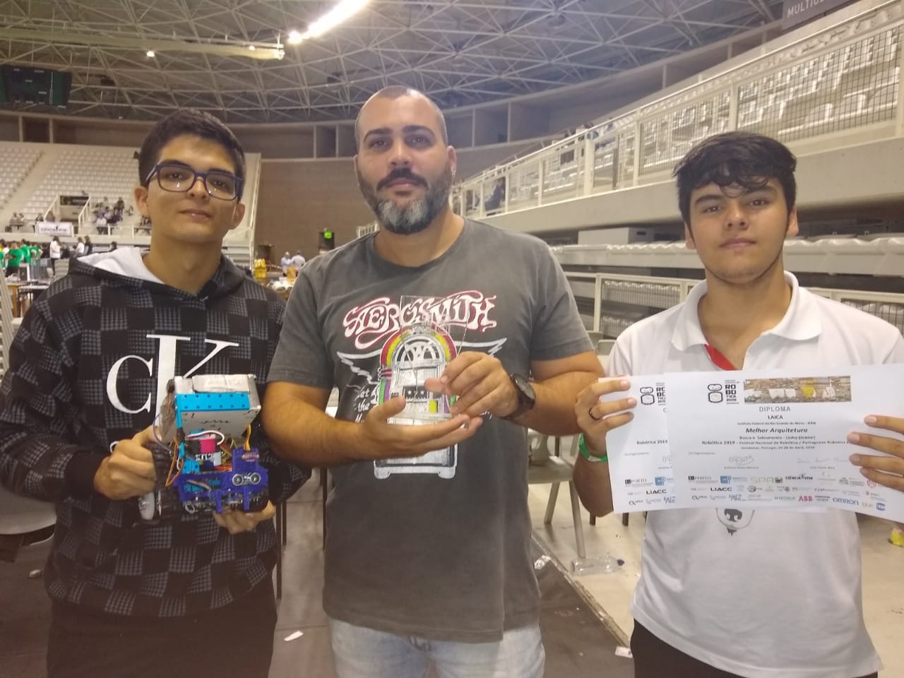Equipe do IFRN co​nquista troféu em competição de robótica em Portugal