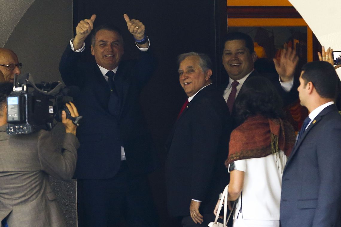 Bolsonaro discute pacto federativo com governadores e senadores