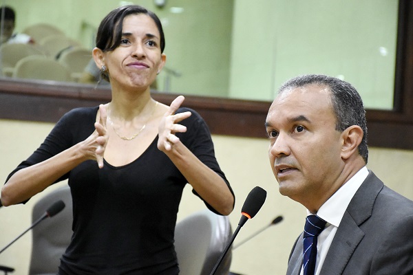 Kelps defende "língua de sinais" durante sessões na Assembleia Legislativa