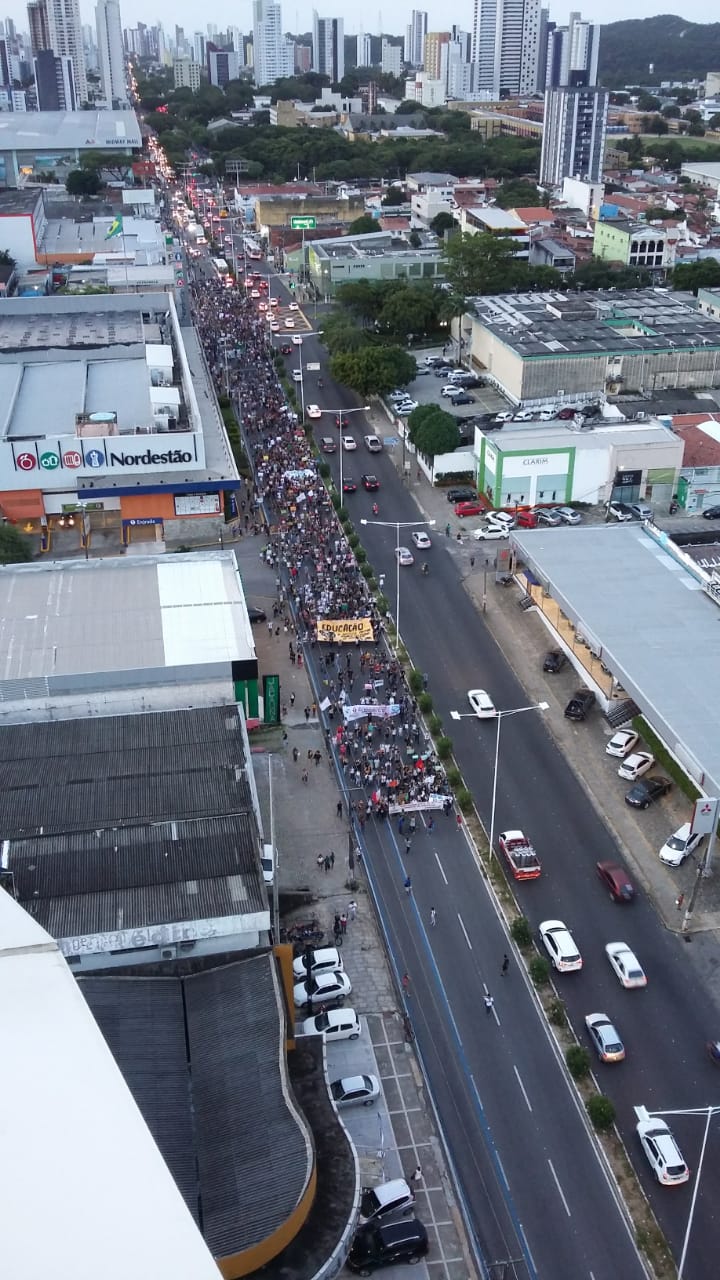 Alunos do IFRN e UFRN protestam contra cortes e interditam via em Natal