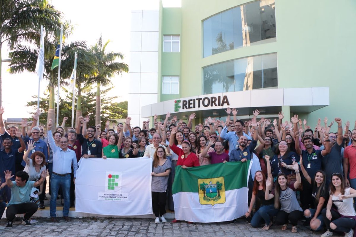 Governadora participa de abraço simbólico ao IFRN contra corte no orçamento