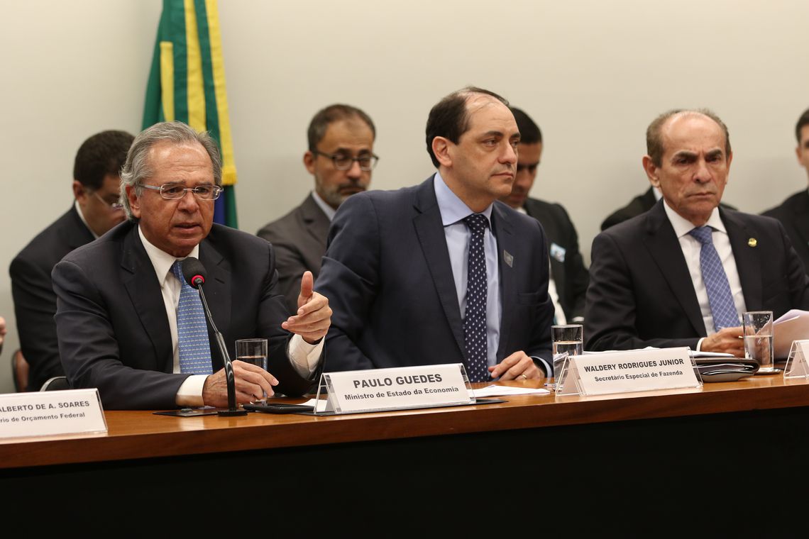 Política de reajuste do mínimo depende de reformas, diz Guedes