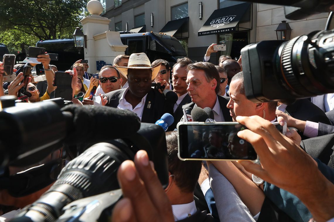 Manifestantes contra cortes na educação são "idiotas úteis", diz Bolsonaro