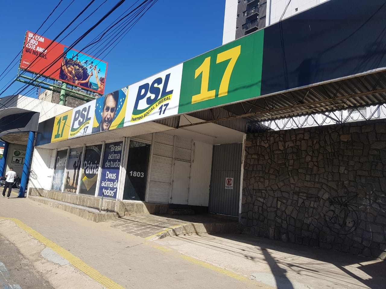 Manifestantes são presos acusados de pichar sede do PSL em Natal