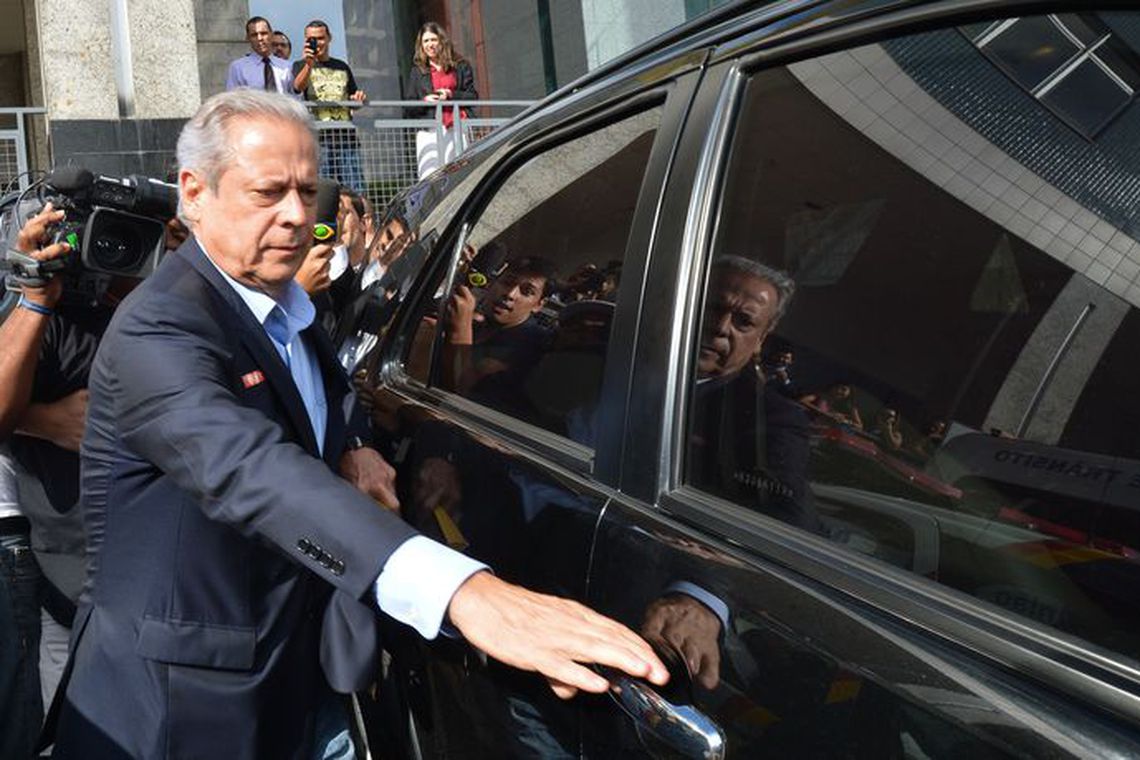 De volta à cadeia: Dirceu deve se entregar à PF em Curitiba até às 16h de hoje