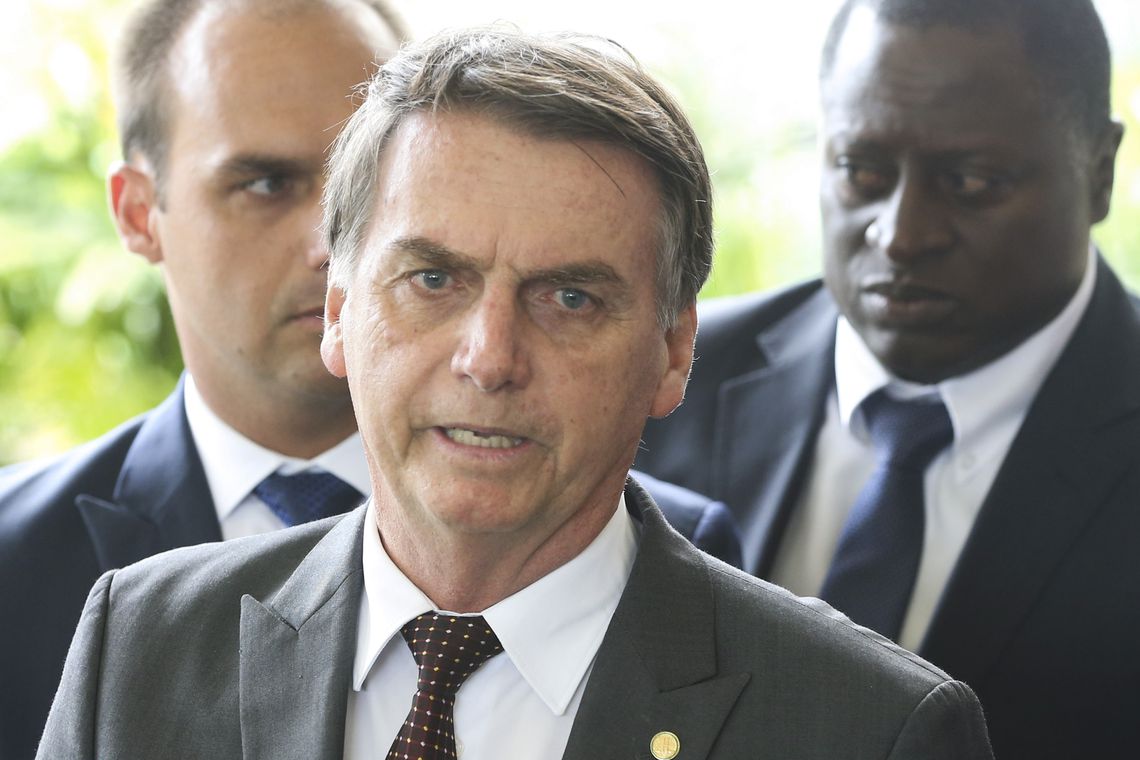 Bolsonaro sanciona projeto que anistia partidos políticos