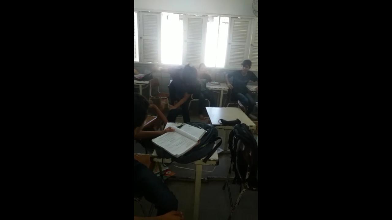 (VÍDEO) Assista ao momento em que aluna esfaqueia colega na escola em Natal