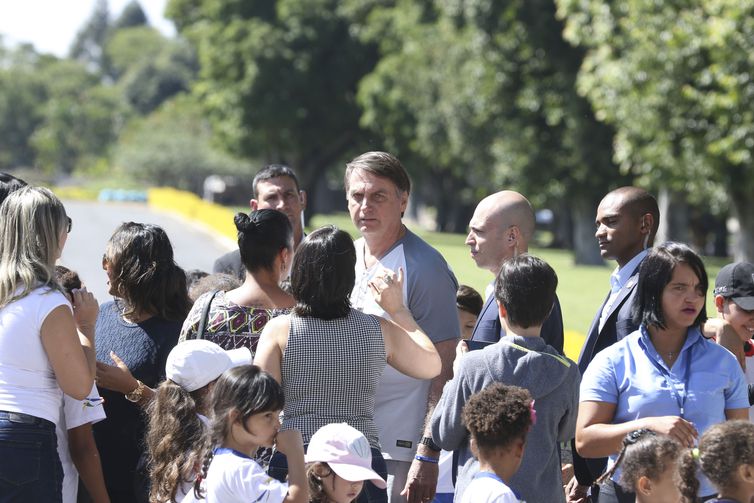Bolsonaro cumprimenta crianças que faziam turismo cívico no Alvorada