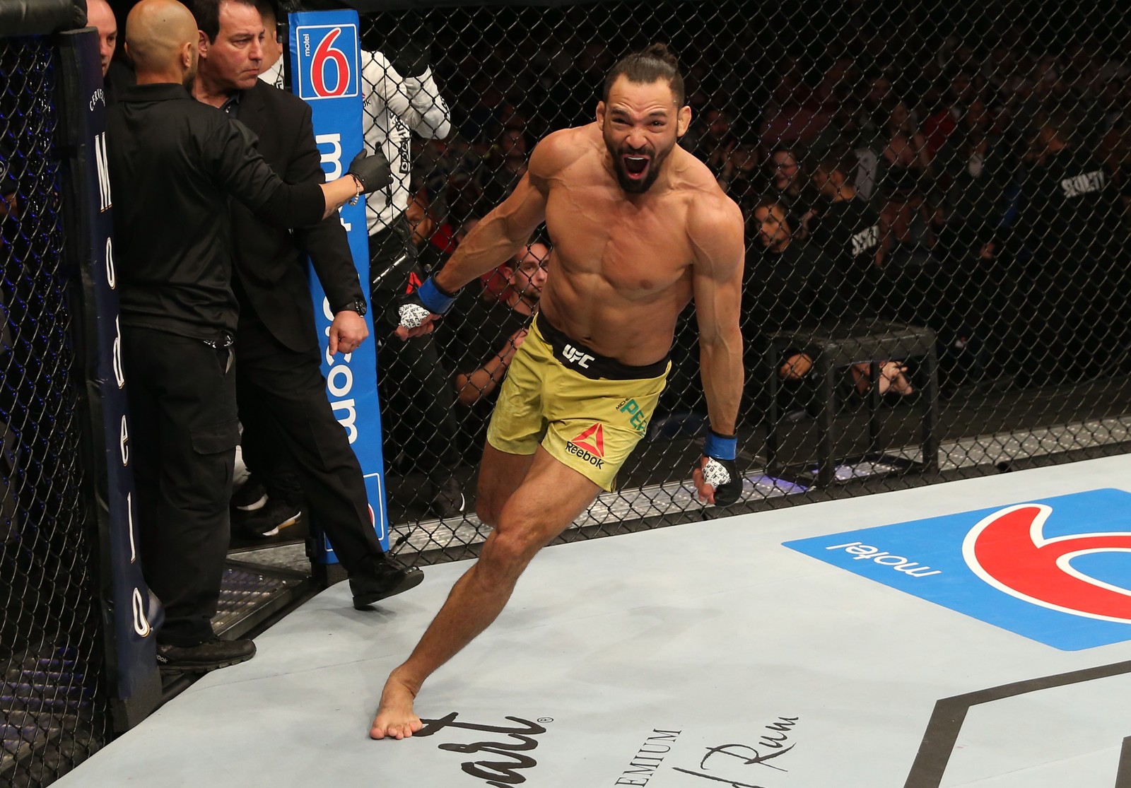 Vídeo -"Paranaense voador" Michel Pereira nocauteia adversário em estréia no UFC