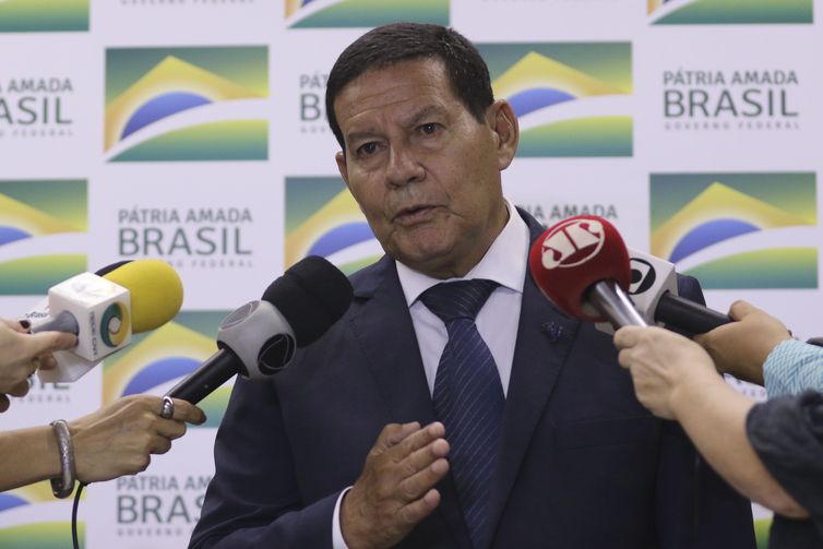 Em visita oficial à China, Mourão reativa comissão sino-brasileira