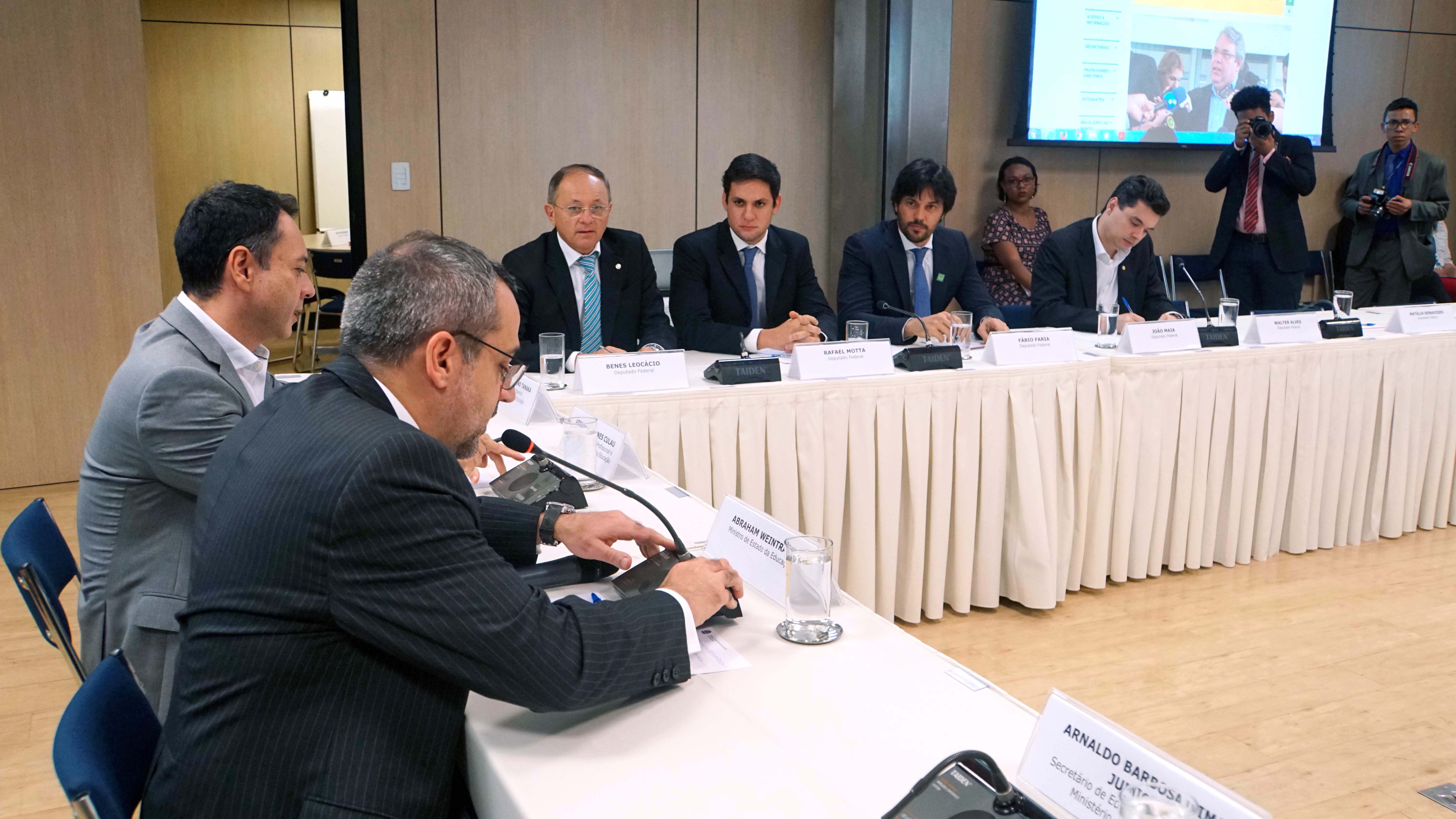 Ministro sugere que estudantes substituam terceirizados na limpeza da UFRN