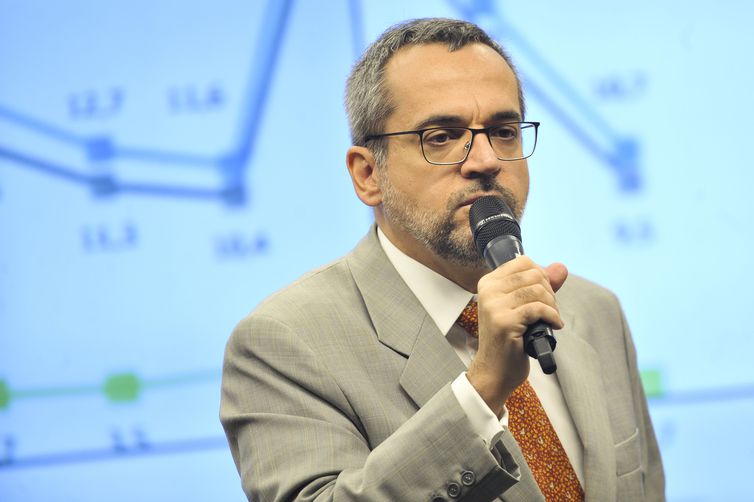 Ministro diz ser contra cobrar mensalidade em universidade federal
