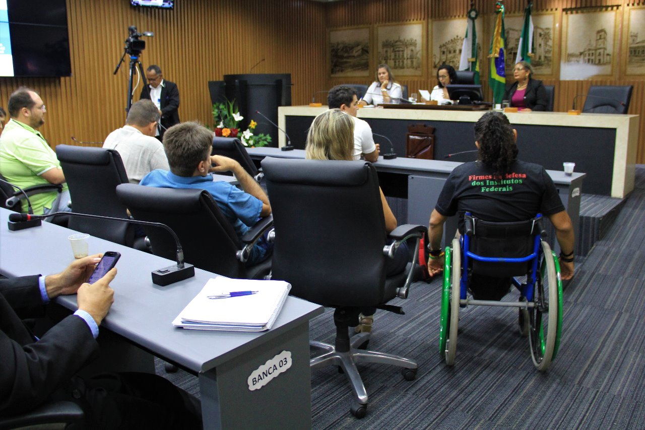 Seturn retira 5 ônibus adaptados e deixa 250 cadeirantes sem tratamento de saúde