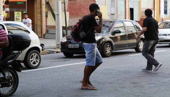 CMN: Projeto de Lei quer disciplinar uso de celular por pedestres